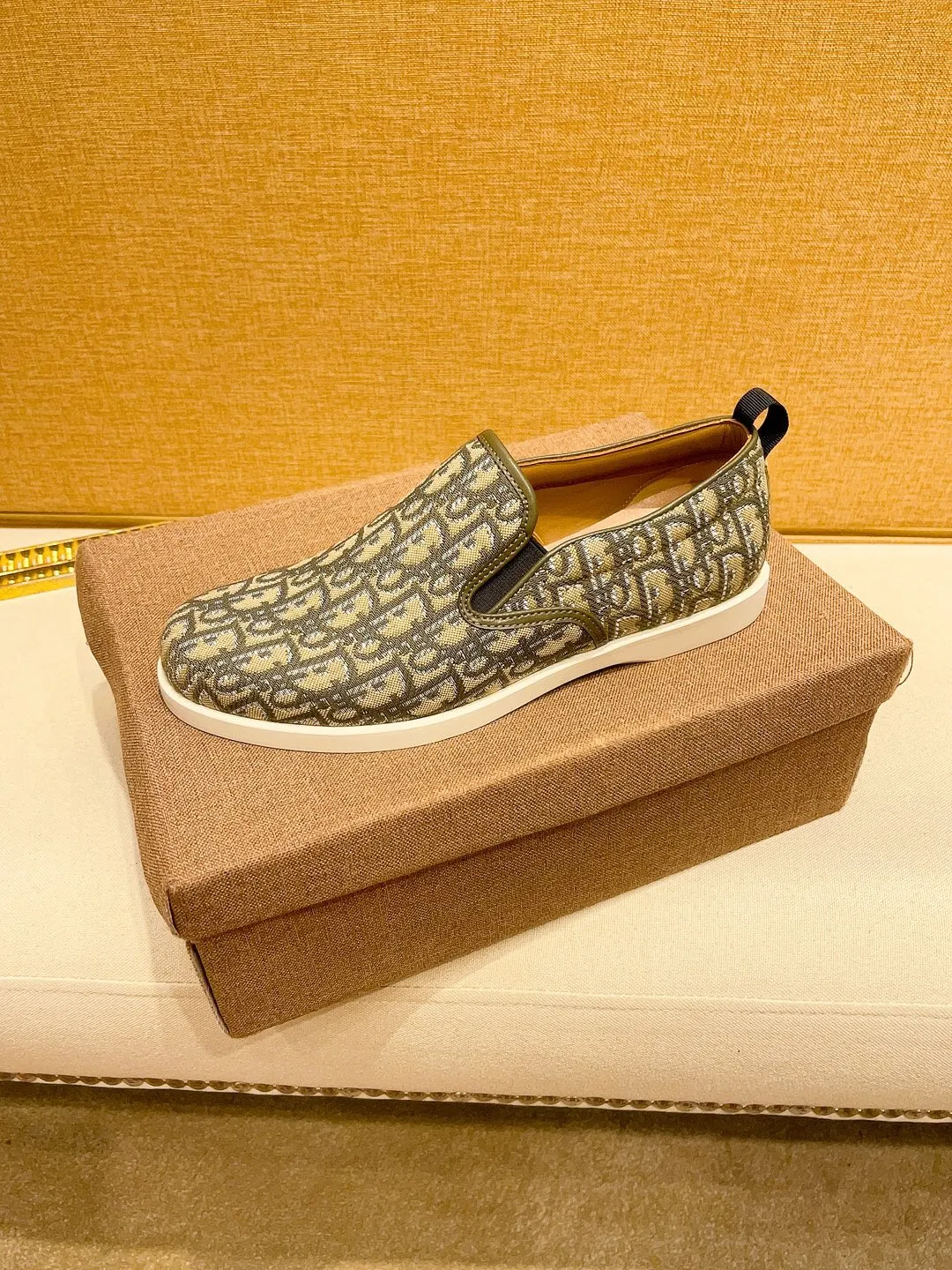 Factory price 380🔥[Dior] The latest 2024 new model is carefully crafted and set off the audience! An international brand that continues to innovate. This men's all-season casual shoe, the original version, has an all-leather upper, breathable and comfortable leather feet ➕Rubber non-slip outsole, breathable and comfortable, quality speaks for itself👄Color: two colors Size: 38-44